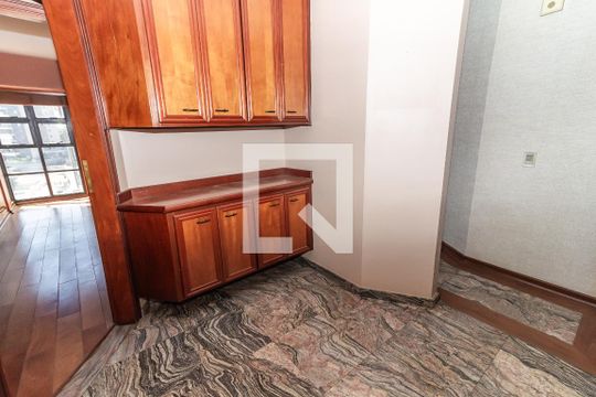 Venda de apartamento no Alto da Lapa, 3 quartos, quintal e churrasqueira no condomínio. — Escritório