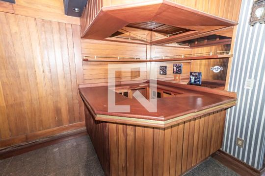 Venda de apartamento no Alto da Lapa, 3 quartos, quintal e churrasqueira no condomínio. — Sala da Lareira