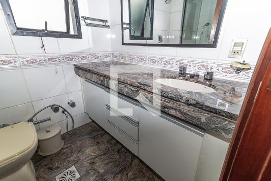 Venda de apartamento no Alto da Lapa, 3 quartos, quintal e churrasqueira no condomínio. — Banheiro