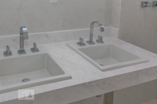 Comprar apartamento em Campo Belo com 3 quartos, varanda gourmet e academia no condomínio. — Banheiro da Suite 1