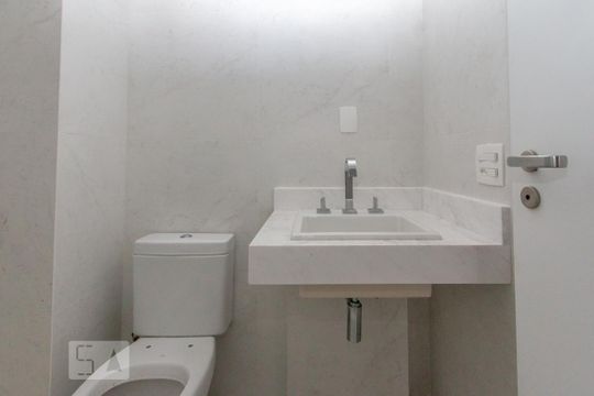 Comprar apartamento em Campo Belo com 3 quartos, varanda gourmet e academia no condomínio. — Banheiro da Suíte 3