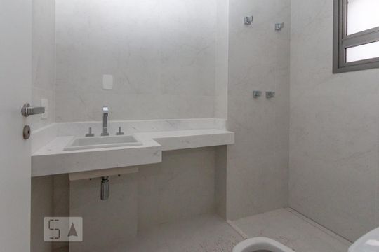 Comprar apartamento em Campo Belo com 3 quartos, varanda gourmet e academia no condomínio. — Banheiro da Suíte 2
