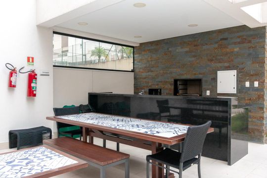 Comprar apartamento em Campo Belo com 3 quartos, varanda gourmet e academia no condomínio. — Area Comum - Churrasqueira
