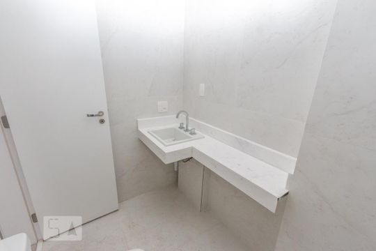 Comprar apartamento em Campo Belo com 3 quartos, varanda gourmet e academia no condomínio. — Banheiro da Suíte 2