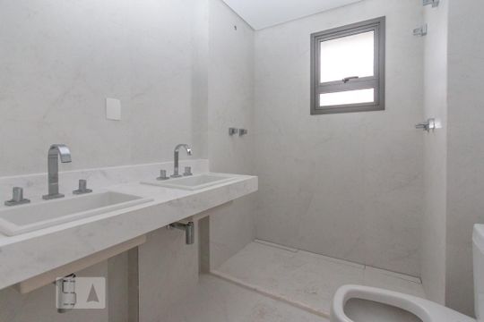 Comprar apartamento em Campo Belo com 3 quartos, varanda gourmet e academia no condomínio. — Banheiro da Suite 1