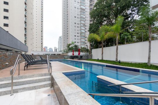 Comprar apartamento em Campo Belo com 3 quartos, varanda gourmet e academia no condomínio. — Area Comum - Piscina