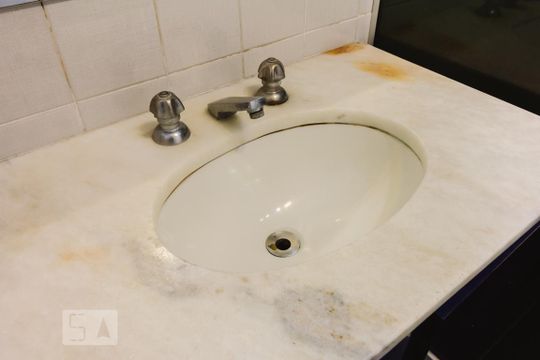 Venda de apartamento com 4 quartos, varanda e varanda gourmet. Ótima opção para comprar. — Banheiro da Suíte 1 Pia