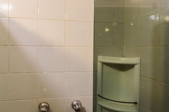 Venda de apartamento com 4 quartos, varanda e varanda gourmet. Ótima opção para comprar. — Banheiro da Suíte 1 Chuveiro
