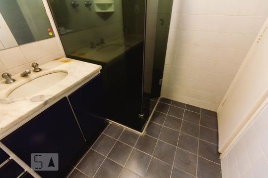 Venda de apartamento com 4 quartos, varanda e varanda gourmet. Ótima opção para comprar. — Banheiro da Suíte 1