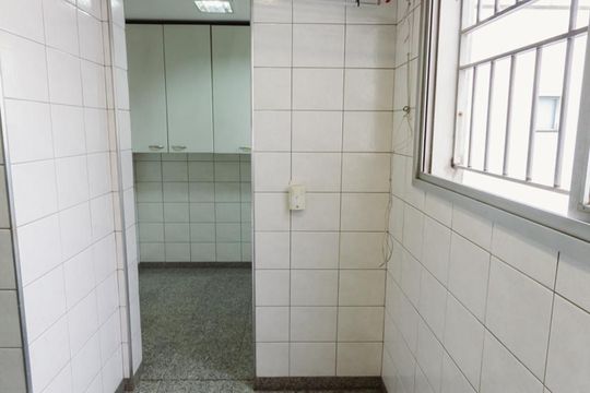 Venda de apartamento com 4 quartos, varanda e varanda gourmet. Ótima opção para comprar. — Lavanderia