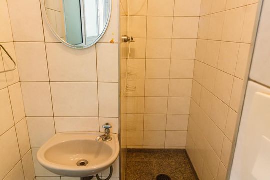 Venda de apartamento com 4 quartos, varanda e varanda gourmet. Ótima opção para comprar. — Banheiro de Serviço