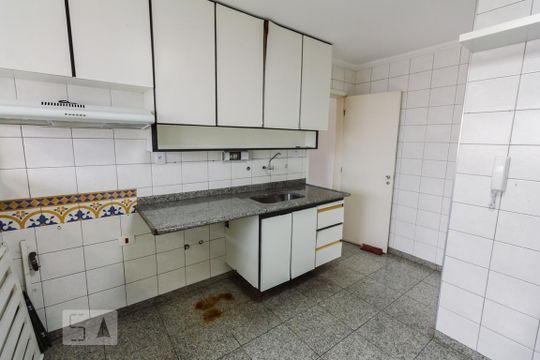 Venda de apartamento com 4 quartos, varanda e varanda gourmet. Ótima opção para comprar. — Cozinha