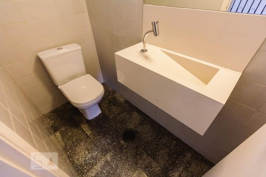 Venda de apartamento com 4 quartos, varanda e varanda gourmet. Ótima opção para comprar. — Lavabo