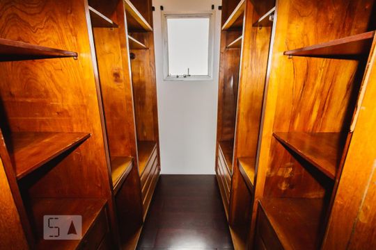 Venda de apartamento com 4 quartos, varanda e varanda gourmet. Ótima opção para comprar. — Closet da Suíte 1