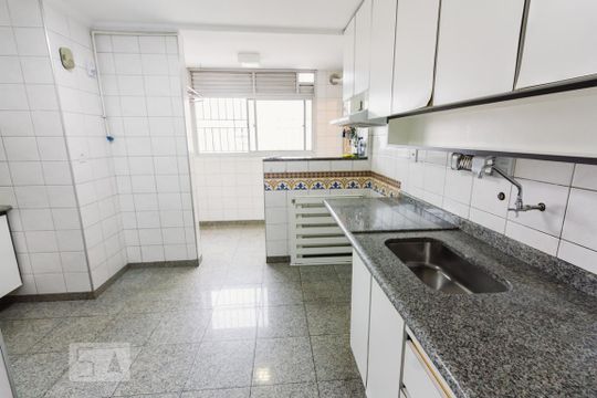 Venda de apartamento com 4 quartos, varanda e varanda gourmet. Ótima opção para comprar. — Cozinha