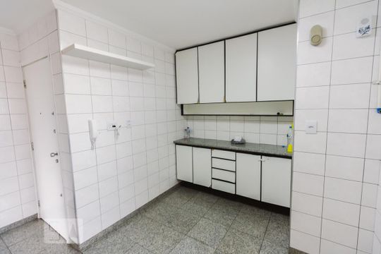 Venda de apartamento com 4 quartos, varanda e varanda gourmet. Ótima opção para comprar. — Cozinha