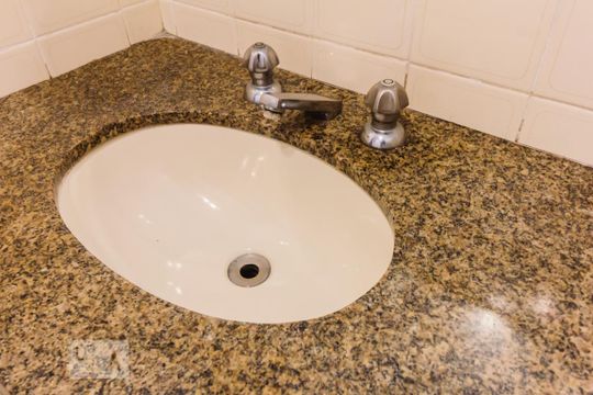 Venda de apartamento com 4 quartos, varanda e varanda gourmet. Ótima opção para comprar. — Banheiro 2 Pia