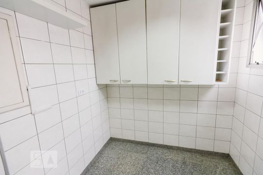 Venda de apartamento com 4 quartos, varanda e varanda gourmet. Ótima opção para comprar. — Quarto de Serviço