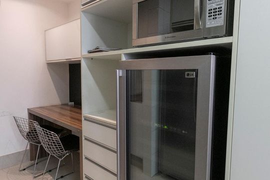 Comprar apartamento mobiliado na Vila Nova Conceição com 2 quartos, varanda e piscina no condomínio. — Cozinha