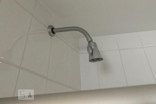 Comprar apartamento mobiliado na Vila Nova Conceição com 2 quartos, varanda e piscina no condomínio. — Chuveiro