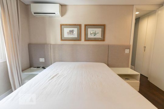 Comprar apartamento mobiliado na Vila Nova Conceição com 2 quartos, varanda e piscina no condomínio. — Suíte 2