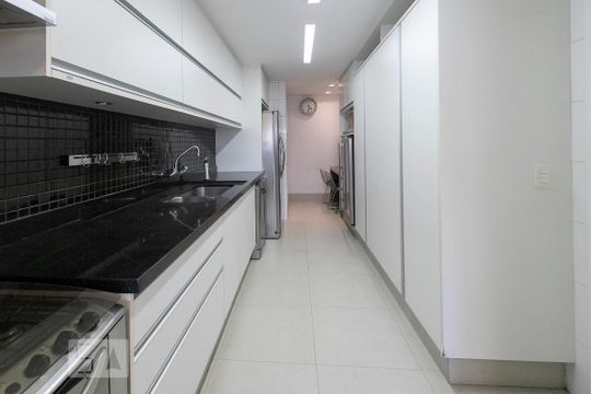 Comprar apartamento mobiliado na Vila Nova Conceição com 2 quartos, varanda e piscina no condomínio. — Cozinha
