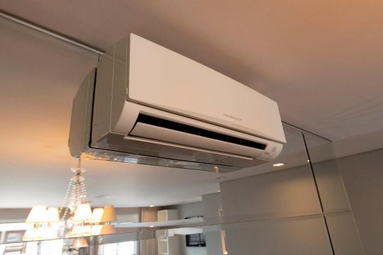 Comprar apartamento mobiliado na Vila Nova Conceição com 2 quartos, varanda e piscina no condomínio. — Ar condicionado
