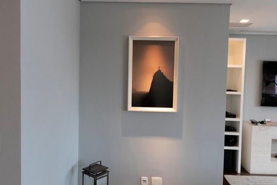 Comprar apartamento mobiliado na Vila Nova Conceição com 2 quartos, varanda e piscina no condomínio. — Sala