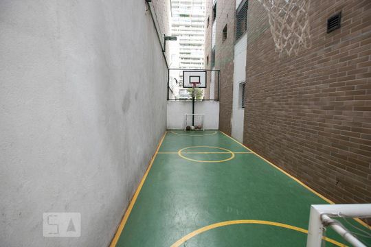 Comprar apartamento mobiliado na Vila Nova Conceição com 2 quartos, varanda e piscina no condomínio. — Área comum - Quadra Esportiva
