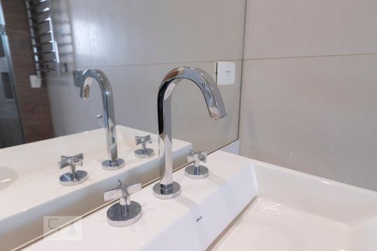 Comprar apartamento mobiliado na Vila Nova Conceição com 2 quartos, varanda e piscina no condomínio. — Torneira