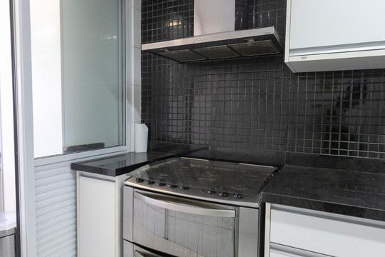 Comprar apartamento mobiliado na Vila Nova Conceição com 2 quartos, varanda e piscina no condomínio. — Cozinha