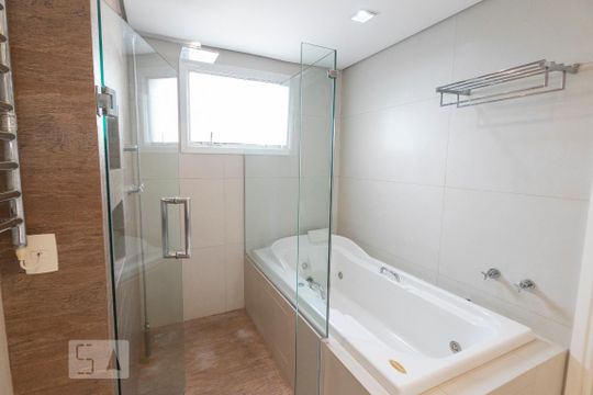 Comprar apartamento mobiliado na Vila Nova Conceição com 2 quartos, varanda e piscina no condomínio. — Banheiro da Suíte 2