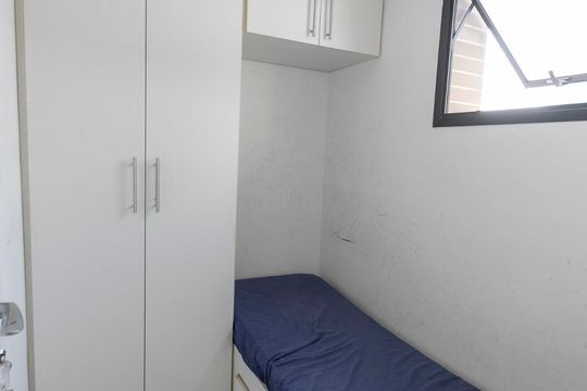 Comprar apartamento mobiliado na Vila Nova Conceição com 2 quartos, varanda e piscina no condomínio. — Quarto de Serviço