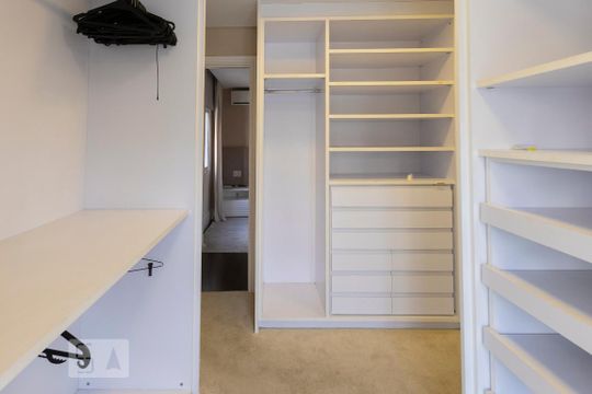 Comprar apartamento mobiliado na Vila Nova Conceição com 2 quartos, varanda e piscina no condomínio. — Closet