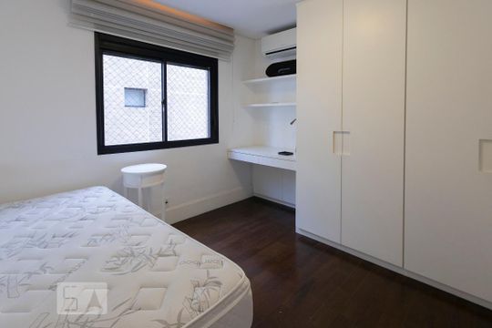 Comprar apartamento mobiliado na Vila Nova Conceição com 2 quartos, varanda e piscina no condomínio. — Suíte 1