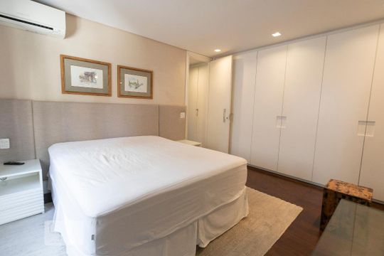 Comprar apartamento mobiliado na Vila Nova Conceição com 2 quartos, varanda e piscina no condomínio. — Suíte 2