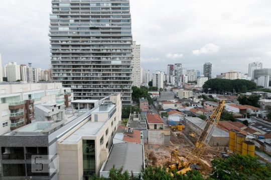 Comprar apartamento mobiliado na Vila Nova Conceição com 2 quartos, varanda e piscina no condomínio. — Vista