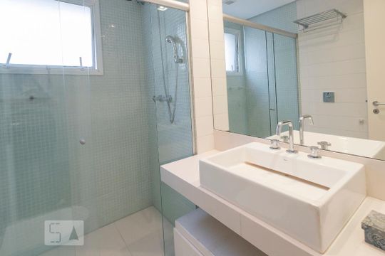 Comprar apartamento mobiliado na Vila Nova Conceição com 2 quartos, varanda e piscina no condomínio. — Banheiro da Suíte 1