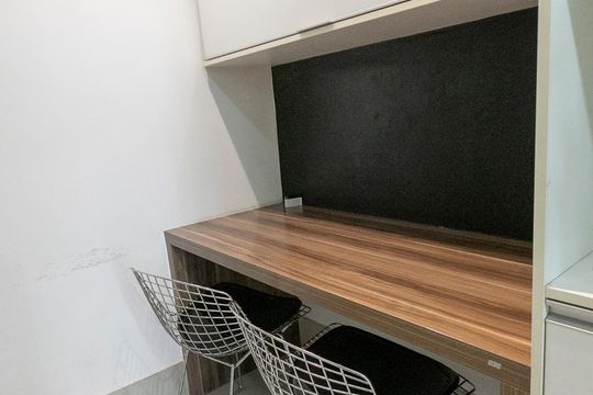 Comprar apartamento mobiliado na Vila Nova Conceição com 2 quartos, varanda e piscina no condomínio. — Cozinha