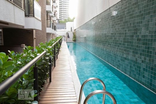 Comprar apartamento mobiliado na Vila Nova Conceição com 2 quartos, varanda e piscina no condomínio. — Área comum - Piscina