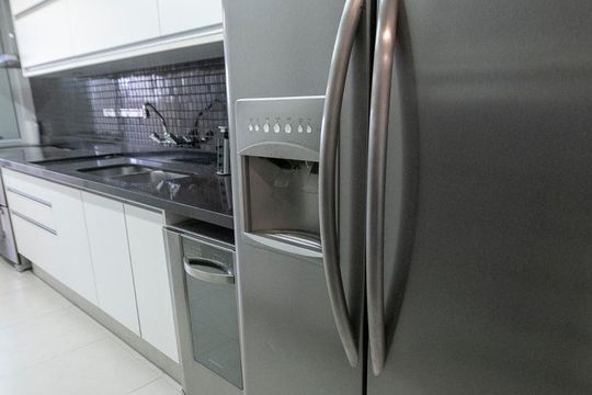 Comprar apartamento mobiliado na Vila Nova Conceição com 2 quartos, varanda e piscina no condomínio. — Cozinha