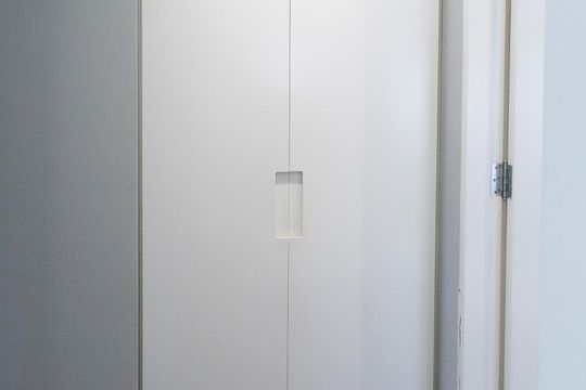 Comprar apartamento mobiliado na Vila Nova Conceição com 2 quartos, varanda e piscina no condomínio. — Corredor