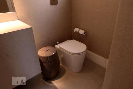 Comprar apartamento mobiliado na Vila Nova Conceição com 2 quartos, varanda e piscina no condomínio. — Lavabo