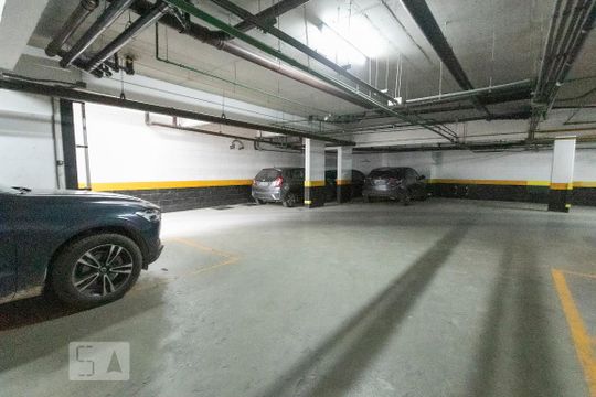 Comprar apartamento mobiliado na Vila Nova Conceição com 2 quartos, varanda e piscina no condomínio. — Garagem