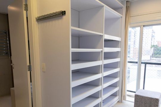 Comprar apartamento mobiliado na Vila Nova Conceição com 2 quartos, varanda e piscina no condomínio. — Closet