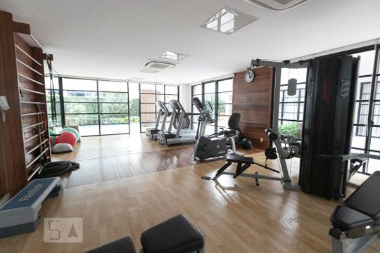 Comprar apartamento mobiliado na Vila Nova Conceição com 2 quartos, varanda e piscina no condomínio. — Área comum - Academia