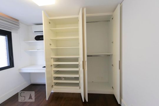 Comprar apartamento mobiliado na Vila Nova Conceição com 2 quartos, varanda e piscina no condomínio. — Suíte 1