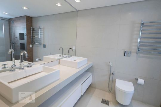 Comprar apartamento mobiliado na Vila Nova Conceição com 2 quartos, varanda e piscina no condomínio. — Banheiro da Suíte 2