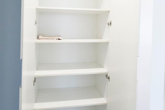 Comprar apartamento mobiliado na Vila Nova Conceição com 2 quartos, varanda e piscina no condomínio. — Corredor
