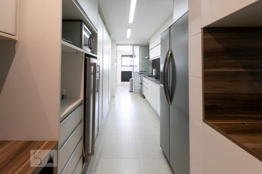 Comprar apartamento mobiliado na Vila Nova Conceição com 2 quartos, varanda e piscina no condomínio. — Cozinha